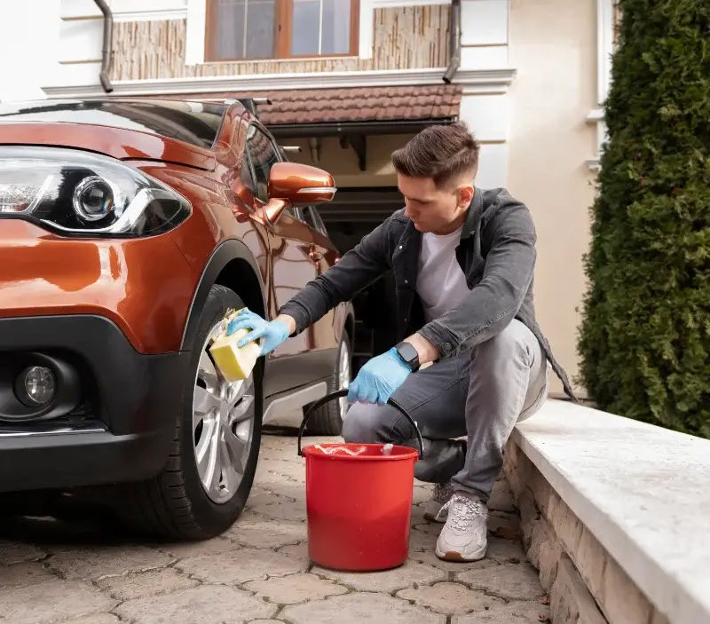Lavage auto à domicile La Ferté-Saint-Cyr : professionnel intervenant sur un véhicule